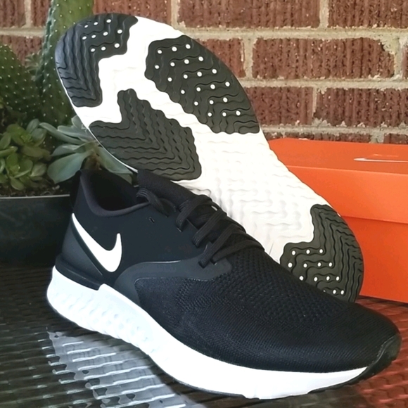Odyssey React Flyknit Black / White Run / Walking - Picture 4 of 7